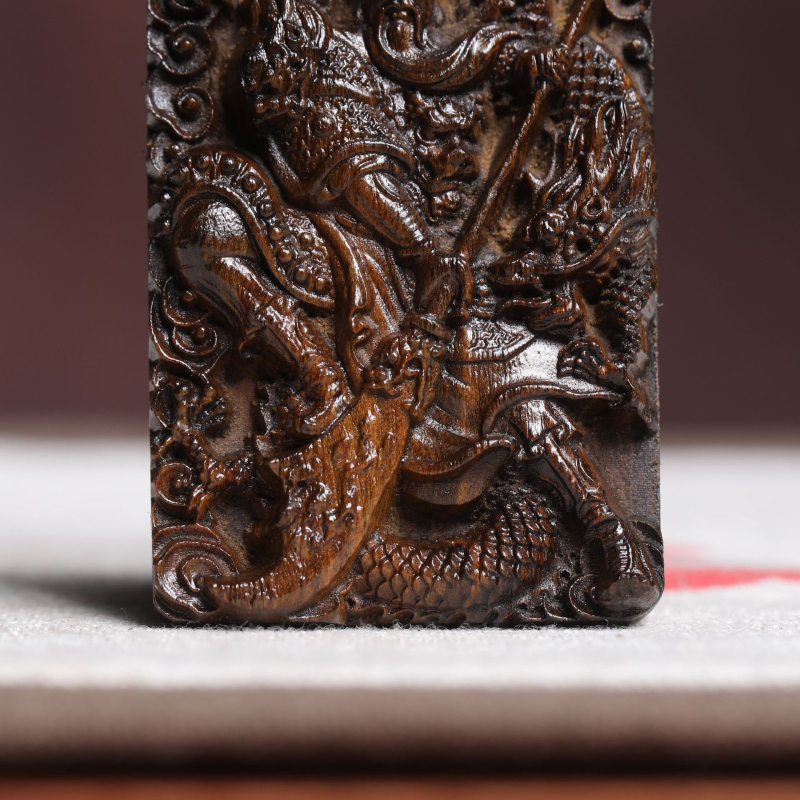 Agarwood Guan Gong Drak vyrezávaný drevený prívesok, dekor do auta
