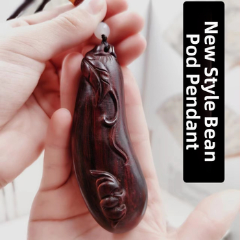 Vyrezávaný prívesok zo sandalwood dreva, prírodná farba, bez laku, bez šnúry.