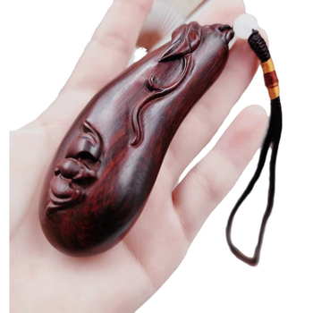 Vyrezávaný prívesok zo sandalwood dreva, prírodná farba, bez laku, bez šnúry.