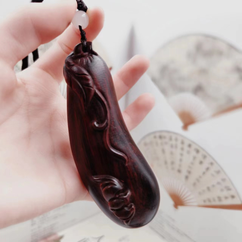 Vyrezávaný prívesok zo sandalwood dreva, prírodná farba, bez laku, bez šnúry.