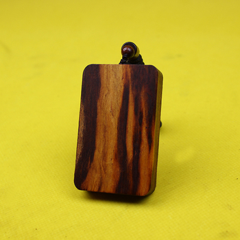 Prívesok z broskového dreva – ručne vyrezávaný drevený ornament