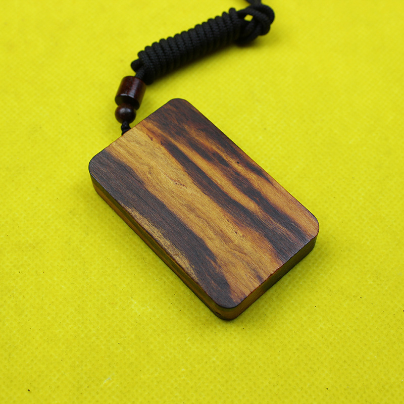 Prívesok z broskového dreva – ručne vyrezávaný drevený ornament