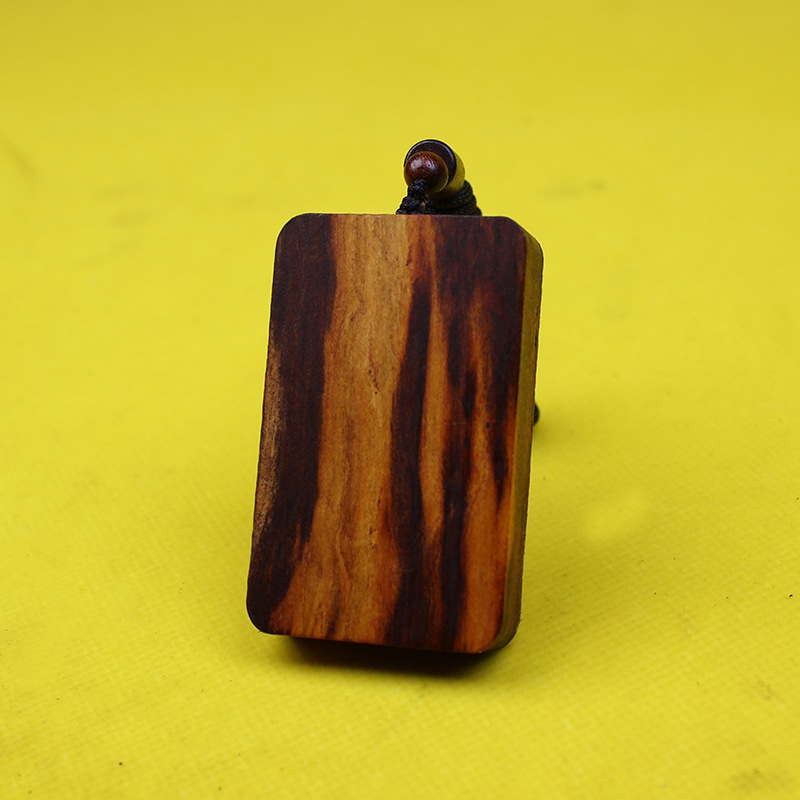 Prívesok z broskového dreva – ručne vyrezávaný drevený ornament