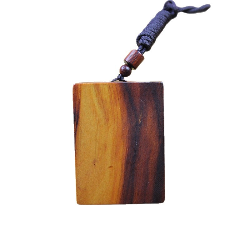 Prívesok z broskového dreva – ručne vyrezávaný drevený ornament