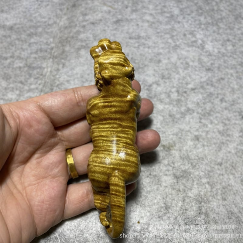 Zlatý Nanmu Tiger – mini drevená ozdoba na držanie, ručne vyrezávaný dekor