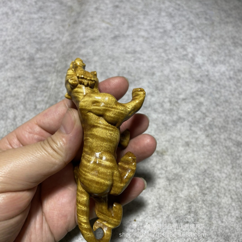 Zlatý Nanmu Tiger – mini drevená ozdoba na držanie, ručne vyrezávaný dekor