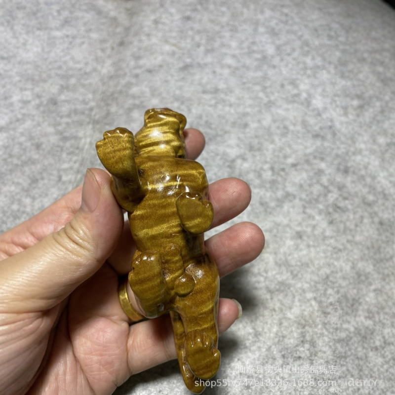Zlatý Nanmu Tiger – mini drevená ozdoba na držanie, ručne vyrezávaný dekor