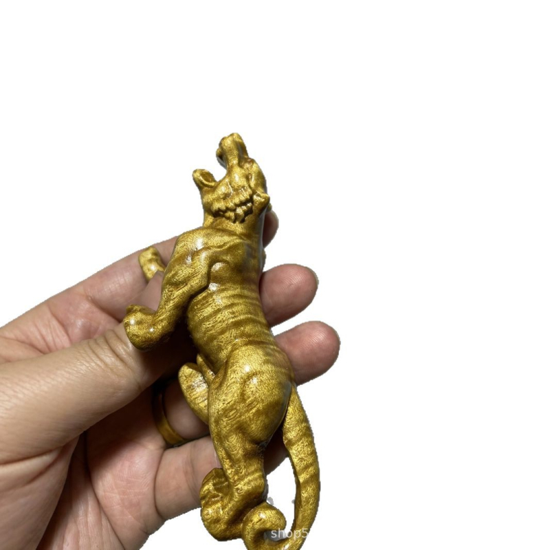 Zlatý Nanmu Tiger – mini drevená ozdoba na držanie, ručne vyrezávaný dekor