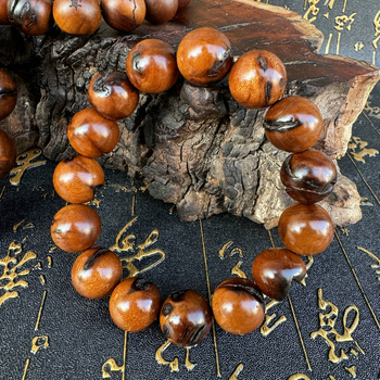 Pánsky drevený náramok s buddhistickými korálkami