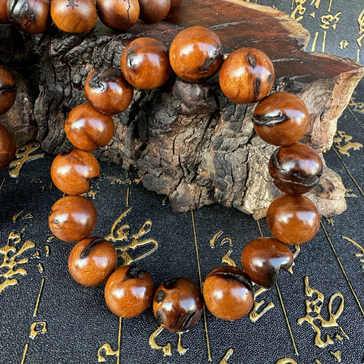 Pánsky drevený náramok s buddhistickými korálkami