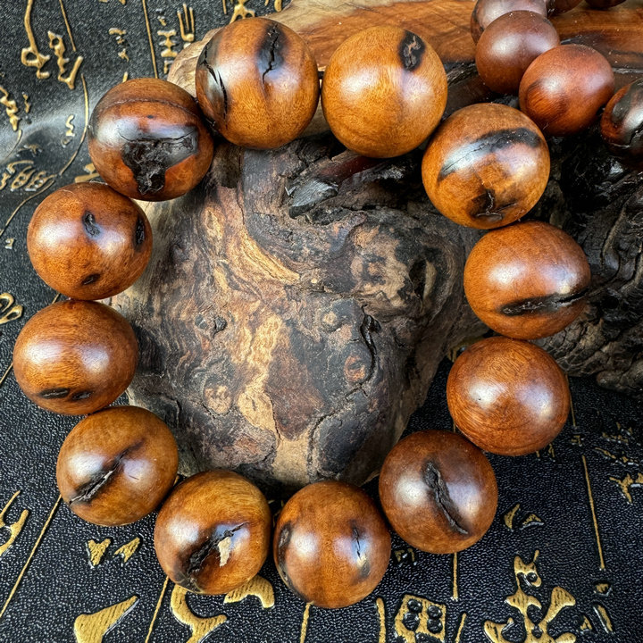Pánsky drevený náramok s buddhistickými korálkami