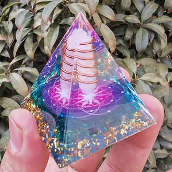 Pyramída z živice s kryštálom na stôl, ručne vyrobená, personalizovateľná