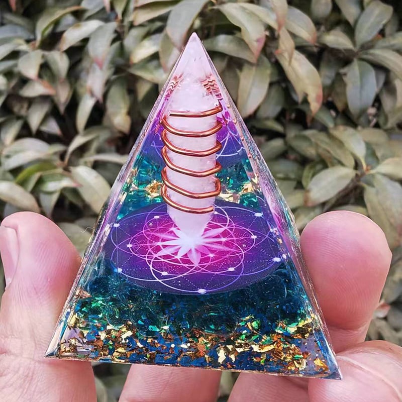 Pyramída z živice s kryštálom na stôl, ručne vyrobená, personalizovateľná