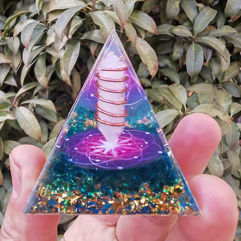 Pyramída z živice s kryštálom na stôl, ručne vyrobená, personalizovateľná