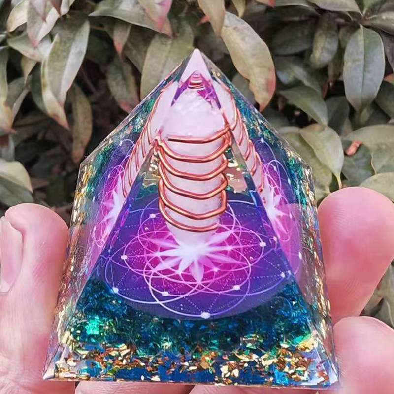 Pyramída z živice s kryštálom na stôl, ručne vyrobená, personalizovateľná