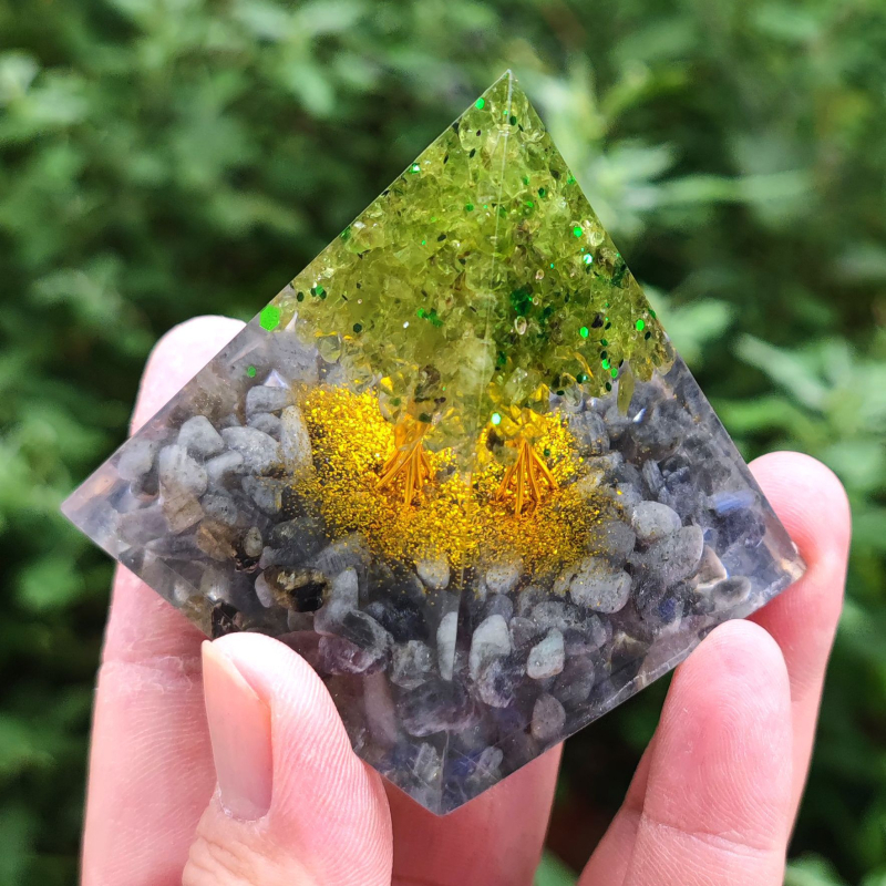 Ozdoba na stôl zo živice: krištáľová guľa s pyramídou zo štrku
