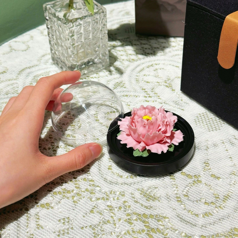 Ručne vyrobený porcelánový difuzér s kvetinovým motívom – aromaterapeutická ozdoba do obývačky, spálne a pracovne; keramická darčeková sada