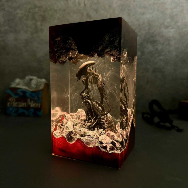 Nočná lampa z epoxidovej živice so témou vesmírneho príšeru – darček pre filmových fanúšikov