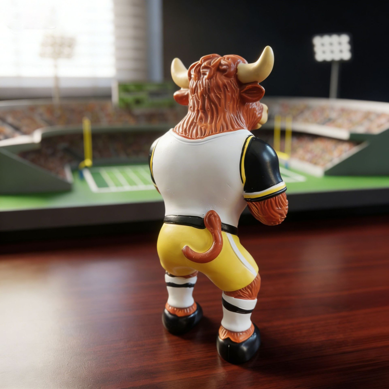 Figúrka z živice Charging Rugby Cow pre domovú dekoráciu a darček