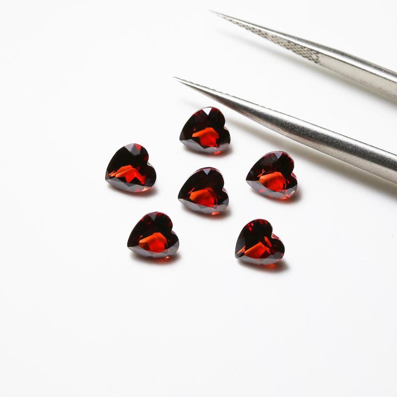 Szív alakú gránát 6×6 mm, élénk szín, repedésmentes, bezel-beállított ékszerkomponens