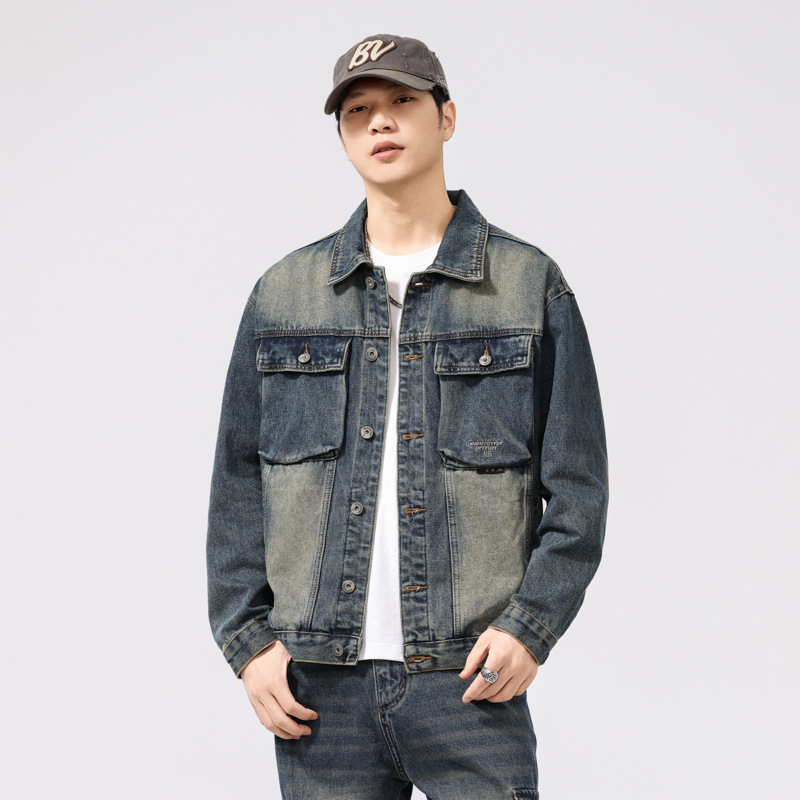 Férfiaknak készült amerikai stílusú, kimosott, vintage denimdzseki, lazán szabott bomber fazon, mindennapi viseléshez, ősz 2025