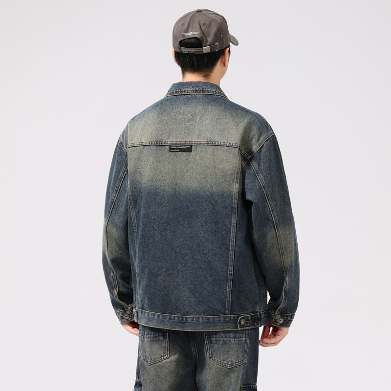 Férfiaknak készült amerikai stílusú, kimosott, vintage denimdzseki, lazán szabott bomber fazon, mindennapi viseléshez, ősz 2025
