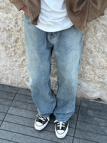 Αντρικά τζίν σε πλυμένο μπλε, ίσιο κόψιμο, φαρδιά γραμμή, αμερικανικό street style, καθημερινή χρήση