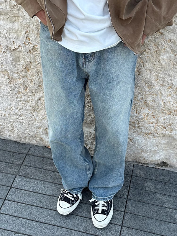 Αντρικά τζίν σε πλυμένο μπλε, ίσιο κόψιμο, φαρδιά γραμμή, αμερικανικό street style, καθημερινή χρήση