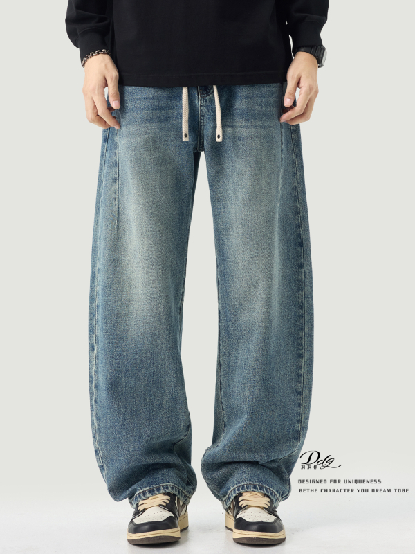 Férfi pamut denim nadrág, nehéz anyagú, ősz 2025, zsinóros derék és elasztikus derék, laza szabás, egyenes szár, mosott hatás, ívelt szegély.