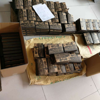 14 g puha darts készlet: 12 elektronikus puha darts, 100 hegy, 30 farokdarab a tehenbőr dobozban