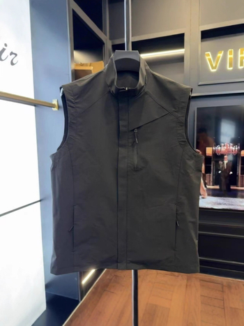 Férfi áll-nyakú mellénydzseki soft shell, slim fit, könnyű luxus, őszi 2025