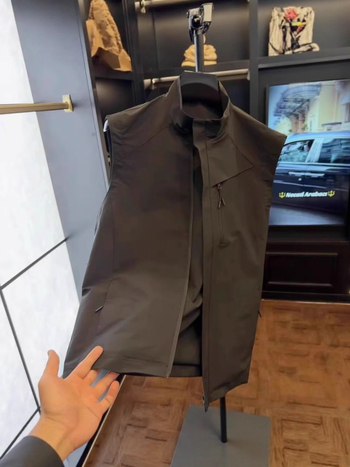 Férfi áll-nyakú mellénydzseki soft shell, slim fit, könnyű luxus, őszi 2025