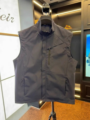 Férfi áll-nyakú mellénydzseki soft shell, slim fit, könnyű luxus, őszi 2025