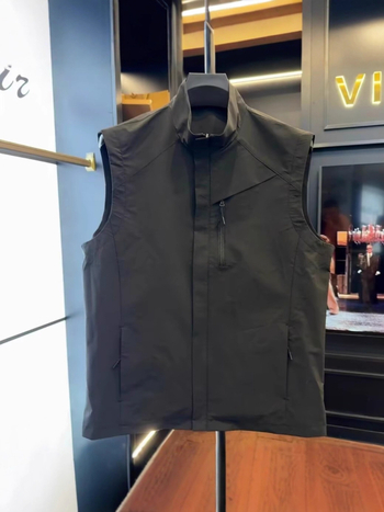 Férfi áll-nyakú mellénydzseki soft shell, slim fit, könnyű luxus, őszi 2025