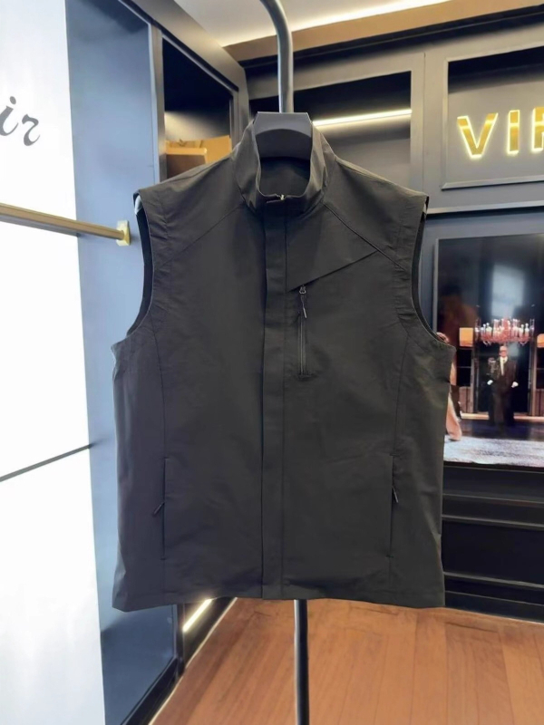 Férfi áll-nyakú mellénydzseki soft shell, slim fit, könnyű luxus, őszi 2025