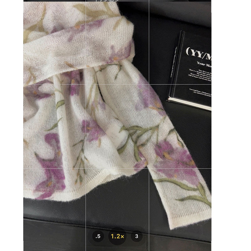 Ženska pletena majica s floralnim uzorkom i izloženim ramenom, francuski šarm, nježan i moderan proljetni osnovni komad