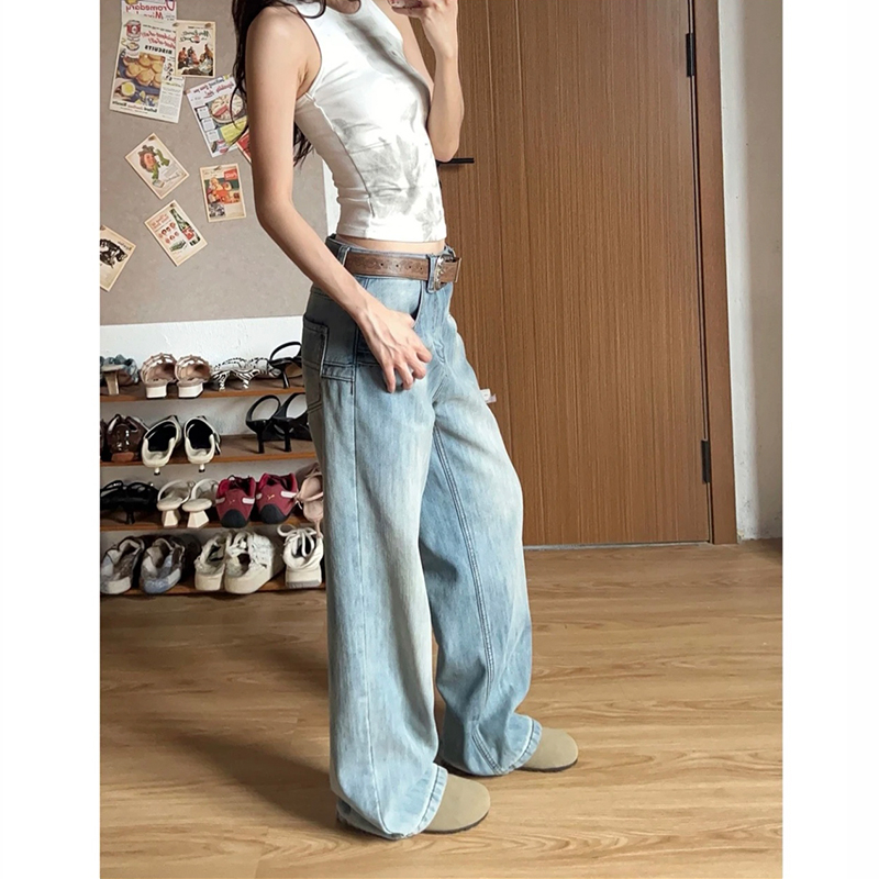 Ženske traperice u američkom stilu, plavi isprani denim, visokim strukom, ravni kroj, blagi vizualni efekt sužavanja siluete