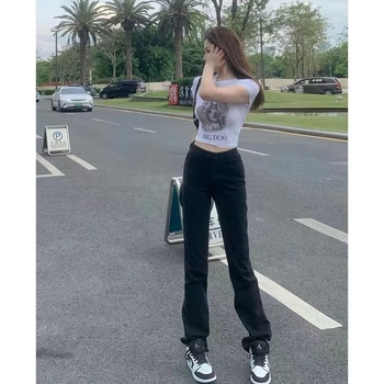 Crne ženske traperice visokim strukom i ravnim krojem, uska silueta, hongkonški street style, proljeće–jesen