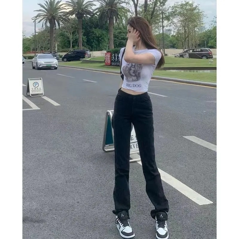 Crne ženske traperice visokim strukom i ravnim krojem, uska silueta, hongkonški street style, proljeće–jesen