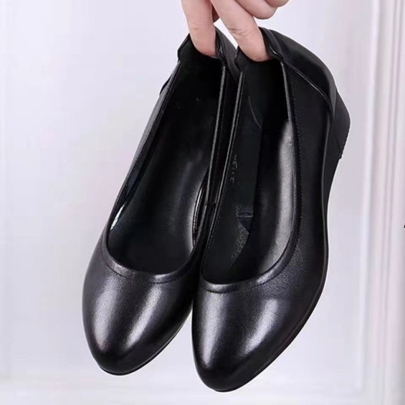 Női puha bőrből készült slip-on loaferek csúszásmentes gumitalppal, kerek orr, lapos sarok.