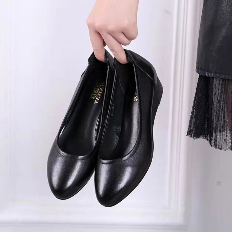 Női puha bőrből készült slip-on loaferek csúszásmentes gumitalppal, kerek orr, lapos sarok.