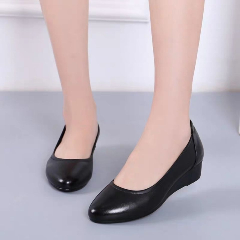 Női puha bőrből készült slip-on loaferek csúszásmentes gumitalppal, kerek orr, lapos sarok.