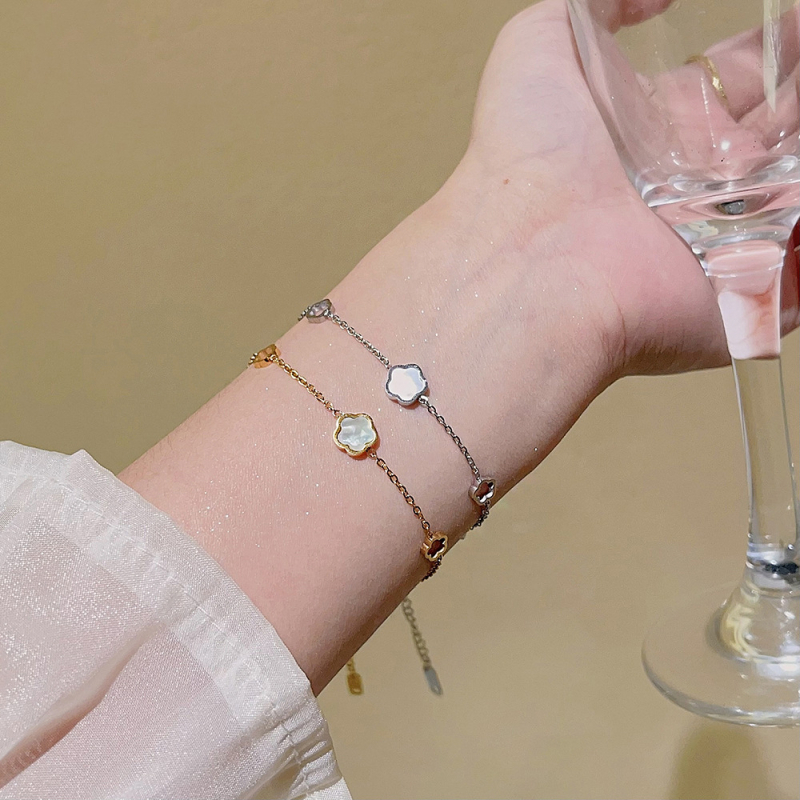 Ženska narukvica od titan čelika s cvijetom od bijele perle – elegantan, svestran modni dodatak