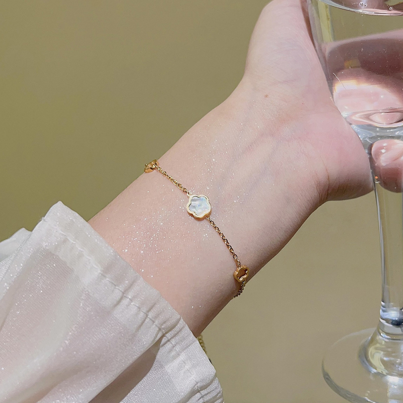 Ženska narukvica od titan čelika s cvijetom od bijele perle – elegantan, svestran modni dodatak