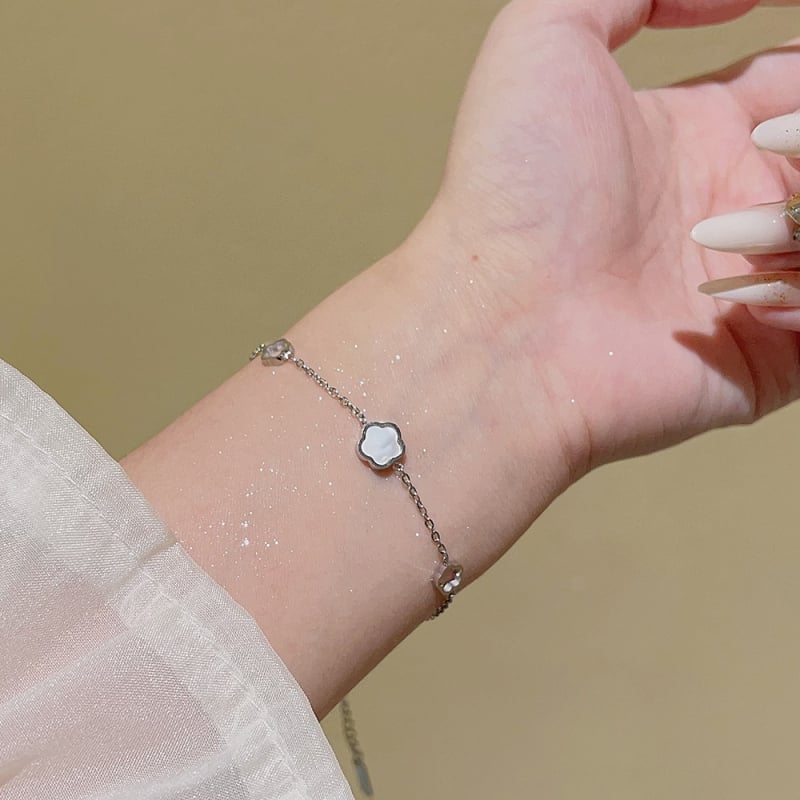 Ženska narukvica od titan čelika s cvijetom od bijele perle – elegantan, svestran modni dodatak