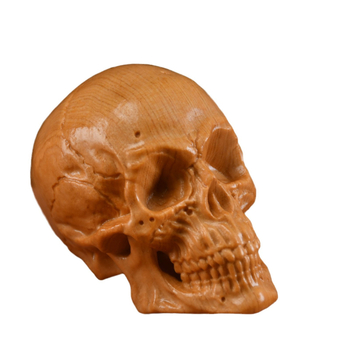 Lebka z dreva thuja, ručne vyrezávaná ozdoba na Halloween