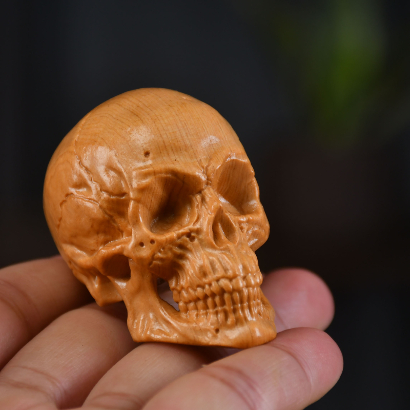 Lebka z dreva thuja, ručne vyrezávaná ozdoba na Halloween