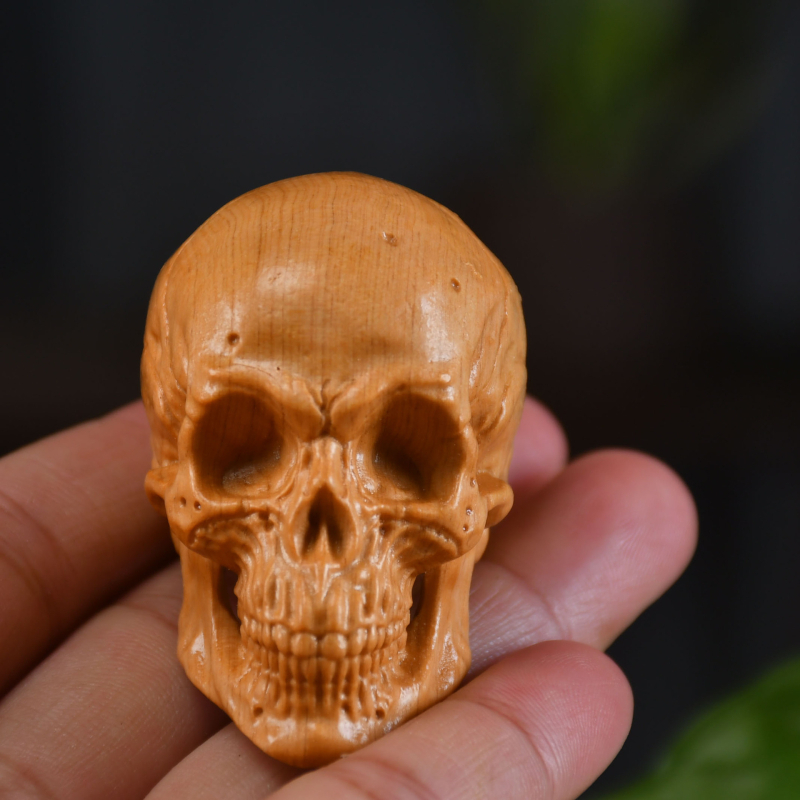 Lebka z dreva thuja, ručne vyrezávaná ozdoba na Halloween