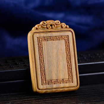 Zelený santalový drevený visací ornament s vyrezávaním