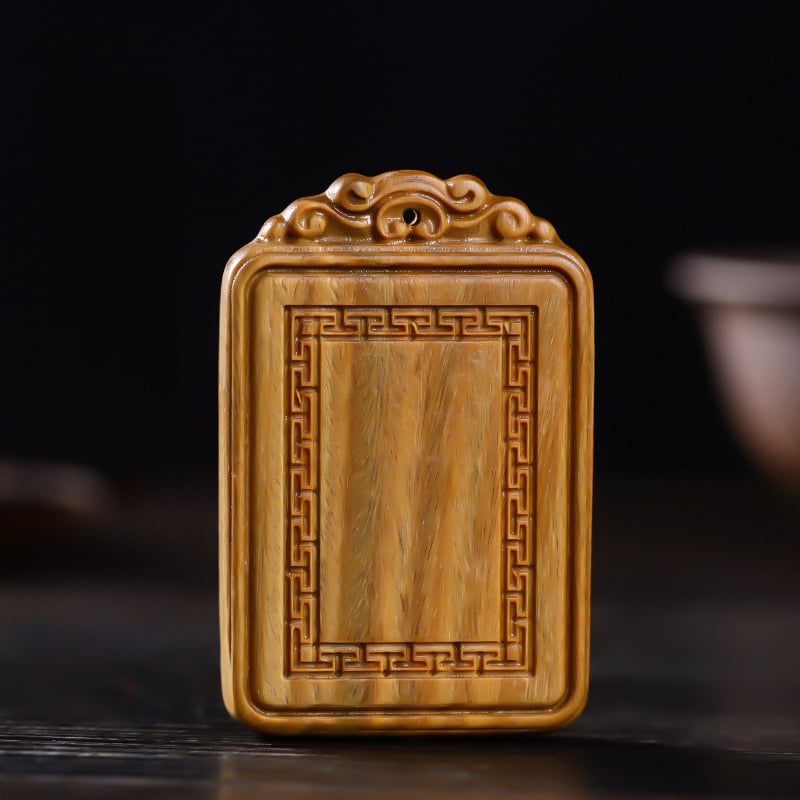 Zelený santalový drevený visací ornament s vyrezávaním